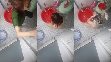 【贵在真实极限偸拍】咸湿房东在卫生间屋顶安装针孔纯上帝视角偸拍眼镜妹子日常用大盆水舀子洗澡，身材不错皮肤白嫩 (6)